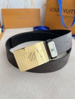 品名： Lv..路易..威登腰带皮带原单 型号：挂扣，经典纯钢材质挂扣，头层牛皮，图片实物拍摄 材料：头层牛皮，挂扣系列，纯钢材质扣头，钯镀电镀工艺永不掉色。原