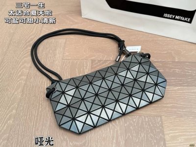 三宅一生 太适合夏天啦 又轻又方便小清新~ 包身显现出丰满的外形。 尺寸23 15
