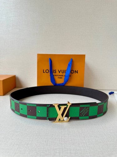 本款4.0宽 Lv Initiales 双面腰带出自 春夏男装秀场，为 Damier Po 帆布浸染潮流新色，翻转可见光滑素雅牛皮革。Lv 字母搭扣与崭新 Lo