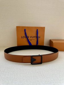 特 Lv 3.4宽 Attract 双面腰带拥有微弧形边缘和摩登形状末端，再为金属 Lv 搭结构。经典色彩和不同纹理呈现两式风尚，实现多种造型可能