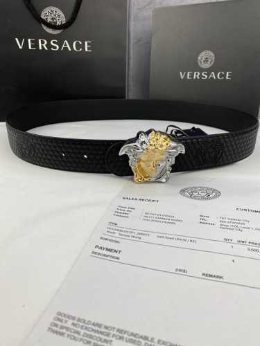 宽度4.0Cm Versace 范思哲 此款两面用皮革腰带的搭扣饰有品牌标志性的金 银色闪光Virtus五金配件。