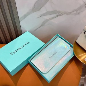 现货～Tiffany蒂芙尼 化妆刷羊毛散粉刷修容刷腮红刷粉底刷全套礼盒装 大牌化妆刷手感非常好，高端大气，非常非常推荐
