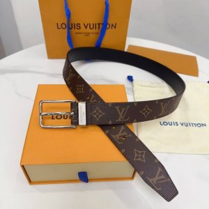 Lv City Pin 腰带以经典风格勾勒流畅线条，流露沉稳商务格调。金属搭扣闪烁光泽，Lv字母铭纹标注品牌身份；此款腰带易搭配服饰，商务休闲两相宜。腰带宽度：