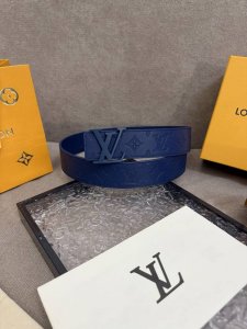 Lv Shadow 腰带拥有 Monogram Shadow 皮革的经典风尚和素面皮革的内敛格调，再为 Lv 搭精品挂扣，以摩登笔触焕新男士衣橱 M8633。