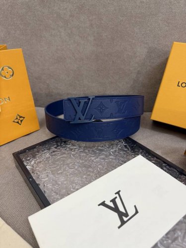 Lv Shadow 腰带拥有 Monogram Shadow 皮革的经典风尚和素面皮革的内敛格调，再为 Lv 搭精品挂扣，以摩登笔触焕新男士衣橱 M8633。