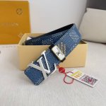 品名： LV..路易..威登腰带皮带原单 型号：挂扣，经典纯钢材质面字母挂扣，头层牛皮，图片实物拍摄 材料：头层牛皮，挂扣系列，纯钢材质扣头，钯镀电镀工艺永不掉