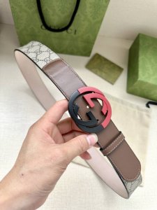 宽度4.0Cm Gucci 这款腰带在品牌系列中惊艳亮相，采用以经典颜色 乌木色组合呈现的品牌双G字母交织图案，与选用头层牛皮材质相得益彰。双色五金效果，突显时