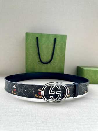 宽度4.0Cm Gucci 米奇动漫图案是Gucci的标志性元素之一，在这款配饰中焕新演绎为卡通风格设计。这款腰带融合了经典米奇元素和双G图案，突显品牌悠久的设 - 点击图像关闭