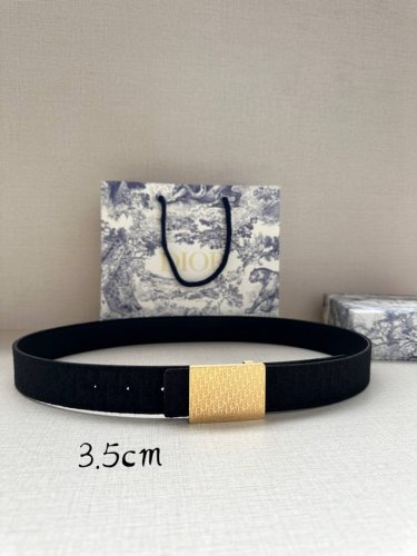 特 Dior 这款 35 毫米双面腰带结合典雅气质与摩登风范。双面设计，一面采用oblique 印花帆布，另一面则采用同色调粒面牛皮。长度可调节，可搭配各式 3