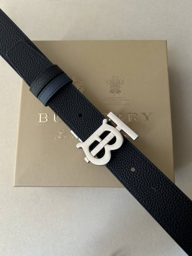 品牌:博柏利 价格:特 尺寸:带宽35Mm 正品尺寸 五金材质:专柜精品扣，真空电镀，工艺精细 带身材质:天然头层牛皮，质感十足，手感柔软。时尚个性，经典百搭！