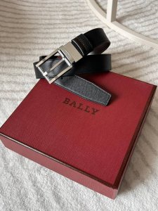 特 Bally巴利 专柜同款 男士双面用简约商务腰带 宽3.4Cm双面进口牛皮制成 双面设计 一面掌纹黑色 一面光滑深咖，正面饰有银色金属搭扣。正装腰带是经典的