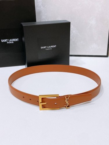 特 Salnt.Laurent.Paris. Le Cassandre粒面羊皮革腰带 腰带搭配可调节加长方扣和le Cassandre环扣。镌刻圣罗兰 Pari