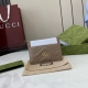 顶配版 Gg Marmont系列绗缝卡片夹。Gucci经典小件配饰继续围绕品牌不断发展的美学理念为自身注入新的活力。作为2025春夏系列的一款力作，皮具系列以灰