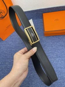 品牌爱玛仕 No.550 描述经典系列新品腰带，采用小牛皮材质，完美搭配手工车线，经典配色，可搭配商务西装或更为休闲的造型。腰带为法国尺寸，请在购买前参阅腰带尺