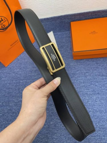 品牌爱玛仕 No.550 描述经典系列新品腰带，采用小牛皮材质，完美搭配手工车线，经典配色，可搭配商务西装或更为休闲的造型。腰带为法国尺寸，请在购买前参阅腰带尺