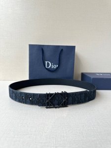 Dior 宽度3.5Cm 这款不锈钢金属腰带扣、是季节男装系列新品，展现 Dior 经典的藤格纹图案。可与各式35毫米腰带搭配，彰显经典风格。