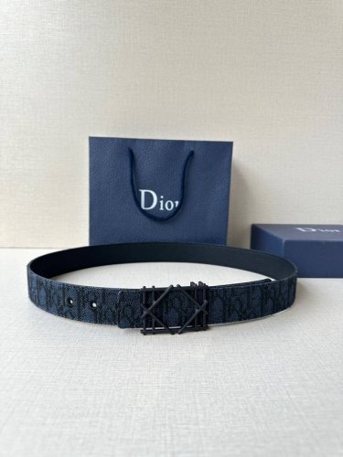 Dior 宽度3.5Cm 这款不锈钢金属腰带扣、是季节男装系列新品，展现 Dior 经典的藤格纹图案。可与各式35毫米腰带搭配，彰显经典风格。
