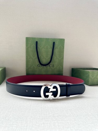 宽度4.0Cm Gucci 互扣式双g带原单钢扣，源自品牌现代风格典藏设计，经过重新诠释而别具新意。呈现于纤细的皮革腰带之上。