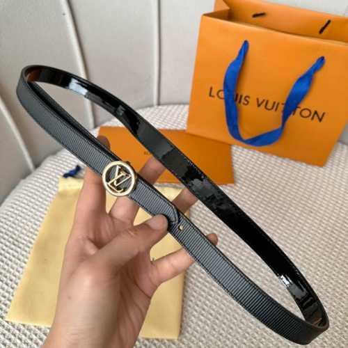 寬：20Mm 驢家新品 Ss特別限定女士腰帶 全新設計搭扣融入字母和水晶花卉字樣 一面光亮小牛皮 另一面啞光小牛皮壓飾有壓紋圖案 雙面用