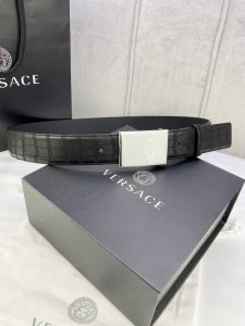 宽度4.0Cm Versaec 范思哲 此款鹿皮时尚腰带由柔软的小牛皮革制成，饰有立体美杜莎原单钢扣 五金采用真空电镀 。