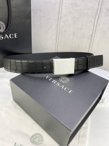 宽度4.0Cm Versaec 范思哲 此款鹿皮时尚腰带由柔软的小牛皮革制成，饰有立体美杜莎原单钢扣 五金采用真空电镀 。