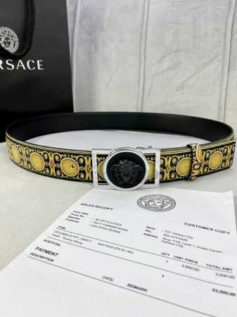 特 宽度4.0Cm Versace 范思哲 此款Palazzo腰带采用牛皮革面料制作，并饰有Le Pop Classique图案印花和标志性的美杜莎五金配件。 - 点击图像关闭