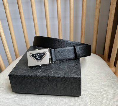 Prada 普拉达 专柜最新款 这款百搭配饰定格简约而考究的设计 优雅的Saffano皮革交叉平行线纹理平添别样的微妙韵致 自动扣金属刻字徽标点缀别具一格的特色