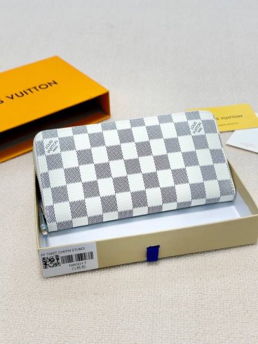 颜色 白格粉尺寸 19X10型号 60017Lv专柜精典单拉链钱包 原版品质原版五金配件永不过时人手必备款 销量冠军