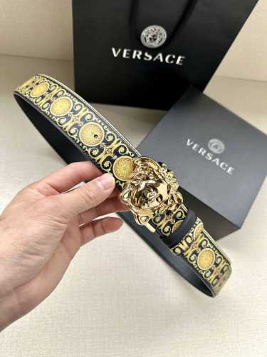 特 宽度4.0Cm Versace 范思哲 此款Palazzo腰带采用牛皮革面料制作，并饰有Le Pop Classique图案印花和标志性的旋转尾夹 美杜莎五