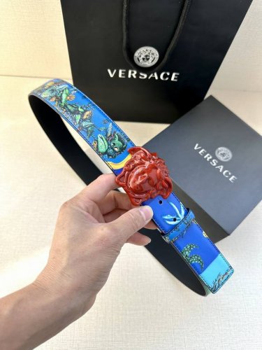 宽度4.0Cm Versace范思哲此款Palazzo腰带采用牛皮革面料制作，并饰有Le Pop Classique图案印花和标志性的美杜莎五金配件。