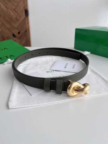 Bv 2025最新款女士平面腰带 双面意大利小牛皮搭配绳结设计微复古金色搭扣 配双皮环 皮带宽度2Cm 颜色: 军绿色