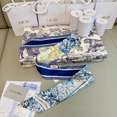 迪奥RêVe D'infini丝带！为经典标识注入梦幻元素，全新演绎 Christian Dior 钟爱的星星符号。款式经典，造型修长，两端尖角设计，背面饰以对