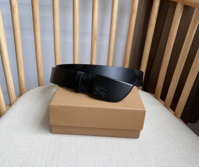 新款 Burberry 巴宝莉专柜同步上新 意大利制腰带 选用粒纹小牛皮面料打造 搭配镀钯金扣环 镌刻马术骑士徽标 宽:3.5Cm 精致优雅