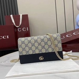顶配版 新品 这款Gg Marmont系列链带钱包选用古驰深蓝皮革，搭配蓝色和深蓝色Gg Supreme材料制作。标志性双G配件生动点缀于挺括感包身之上。这款配
