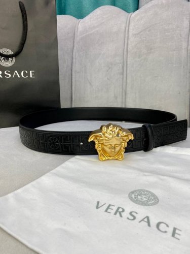 特 宽度4.0Cm Versace范思哲此款古希腊回纹皮带饰有Versace品牌标志：3D美杜莎皮带扣，这也是Palazzo系列的一部分。