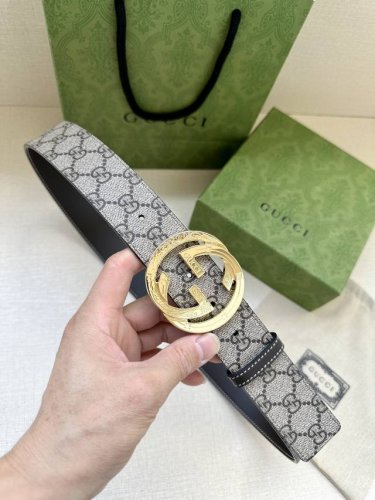 宽度4.0 Gucci 历史细节和现代元素是Gucci最新系列的特点。历史的花押字硬件致敬品牌的创始人Guccio Gucci。这款腰带采用黑色皮革精制而成，饰