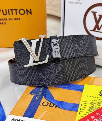 皮带：Lv..路易..威登顶级复刻. 腰带：原单品质百分百头层牛皮，保证真皮。铆钉双色雕花设计.真空电镀.永不掉色.24K纯钢扣涂鸦彩绘图案艺术双面可用专柜同等