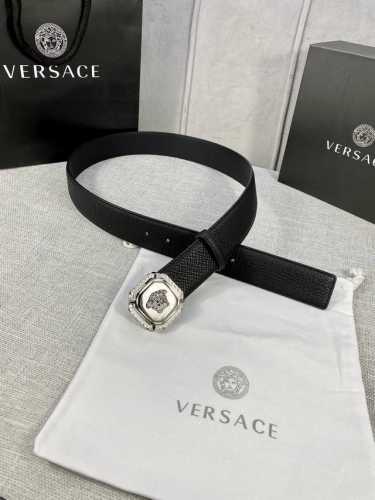 宽度4.0Cm Versace 范思哲 采用进口万象纹牛皮 此款平面腰带配有醒目的美杜莎头像搭扣 可为任何造型增添几分立体雅致效果