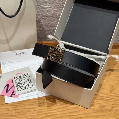 新款女士腰带 Ewe 意威经典Logo腰带实用性很强 光滑小牛皮双面腰带，配有Ewe Anagram搭扣 腰带非常有质感，喜欢Ewe的Logo设计，优雅 宽度：