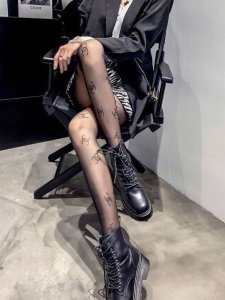 配包装 一盒一双 Chanel香奈儿爆款双C印胶丝袜 好看到爆炸 欧美大牌丝袜 潮人秋冬必备单品 ，搭配起来超高逼格 ，时髦度爆表啊啊啊啊～～推荐推荐推荐～～必