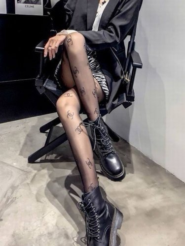 配包装 一盒一双 Chanel香奈儿爆款双C印胶丝袜 好看到爆炸 欧美大牌丝袜 潮人秋冬必备单品 ，搭配起来超高逼格 ，时髦度爆表啊啊啊啊～～推荐推荐推荐～～必
