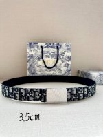 特 Dior 这款 35 毫米双面腰带结合典雅气质与摩登风范。双面设计，一面采用oblique 印花帆布，另一面则采用同色调粒面牛皮。长度可调节，可搭配各式 3