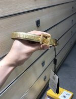 配送专柜包装 打孔针 特 宽20 Mm，原单进口双面头层牛皮，搭配原单钌钯电镀F扣，支持Nfc 手感.油边近乎完美，原产皮料定制，质感无可挑剔，出众的细节，高清