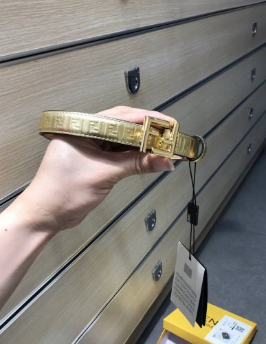 配送专柜包装 打孔针 特 宽20 Mm，原单进口双面头层牛皮，搭配原单钌钯电镀F扣，支持Nfc 手感.油边近乎完美，原产皮料定制，质感无可挑剔，出众的细节，高清