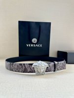 宽度3.8Cm Versace 皮带，配有立体La Medusa双面搭扣，一面饰有Barroco印花。 La Medusa搭扣 腰带环 底面料：100%牛皮