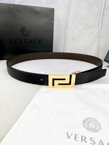 宽度3.5Cm Versace 范思哲 此款柔软的 手掌纹皮底 皮带饰有一个几何形状的希腊回纹别扣，既时尚又优雅。