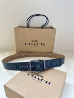3.7Cm 宽 Coach 这款双面腰带采用运动小牛皮制作，配有经典标志带扣，一款产品，两种外观。其合身度可个性定制，可用剪刀进行剪裁。 Saz D45 Smm