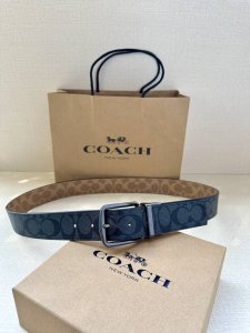 3.7Cm 宽 Coach 这款双面腰带采用运动小牛皮制作，配有经典标志带扣，一款产品，两种外观。其合身度可个性定制，可用剪刀进行剪裁。 Saz D45 Smm