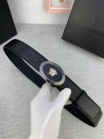 宽度：4.0Cm 范思哲 此款椭圆钢扣：皮底 腰带饰有标志性的Versace美杜莎头像扣，彰显品牌格调。是一款精美的衣橱必备单品。