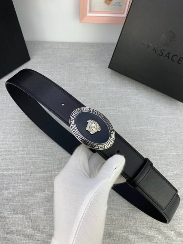 宽度：4.0Cm 范思哲 此款椭圆钢扣：皮底 腰带饰有标志性的Versace美杜莎头像扣，彰显品牌格调。是一款精美的衣橱必备单品。